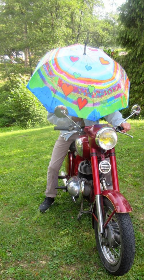 Ombrelles et deux roues