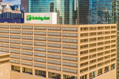 Image of Holiday Inn Chicago amongst a skyline of tall buildings