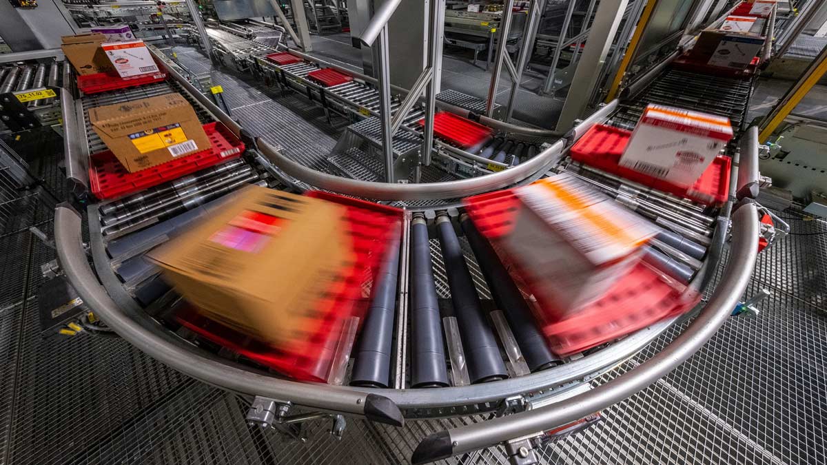 Conveyer belt inside a distribution center
